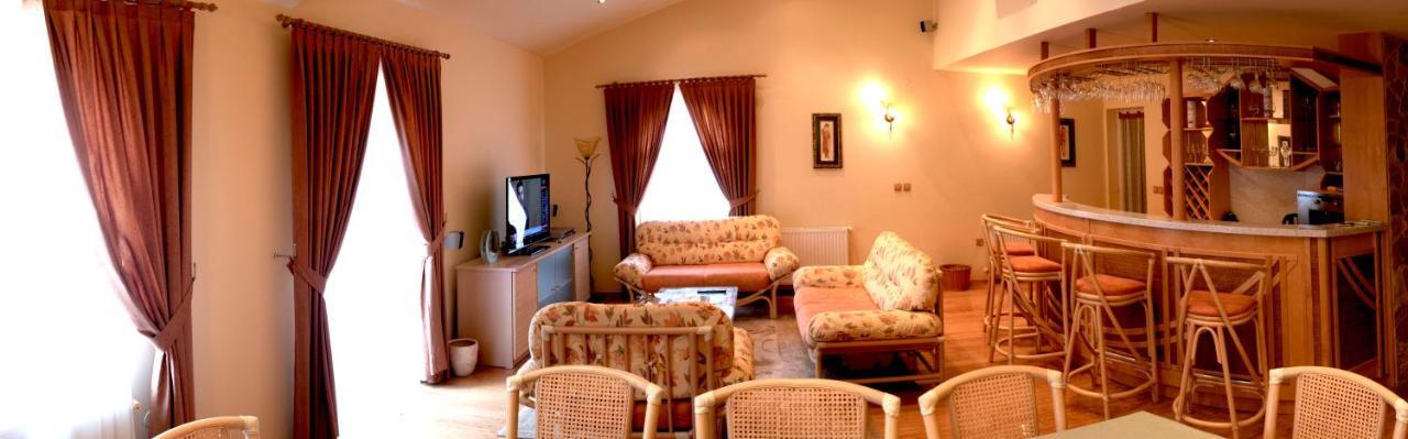 Bed and Breakfast Vila Albatros Ровінь Екстер'єр фото