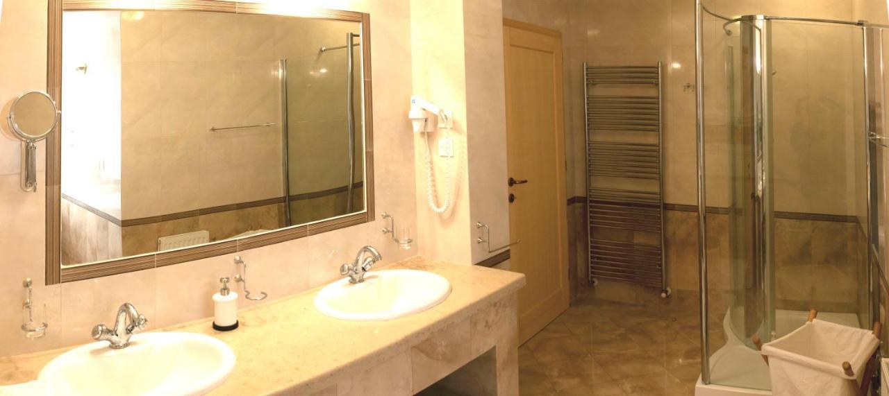 Bed and Breakfast Vila Albatros Ровінь Екстер'єр фото